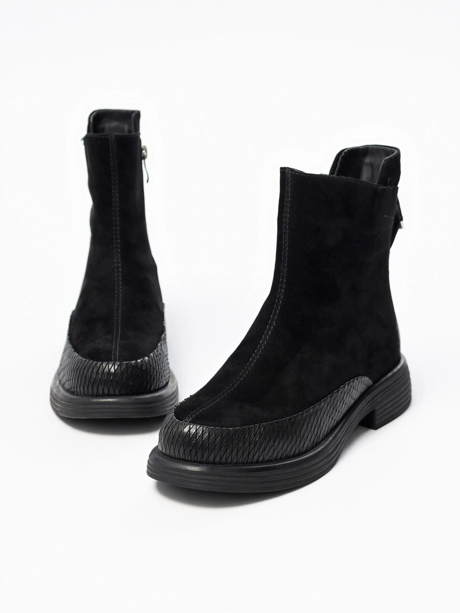 Ботинки черного цвета на низком широком каблуке